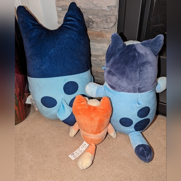 Set of three Bluey plush stuffed animals - two Bluey and one Bingo - Picture 2 of 11